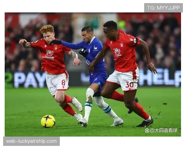 特写:终场哨响,诺丁汉森林球员瘫倒在草皮上,保级形势严峻。 特写:终场哨响,诺丁汉森林球员瘫倒在草皮上,保级形势严峻。